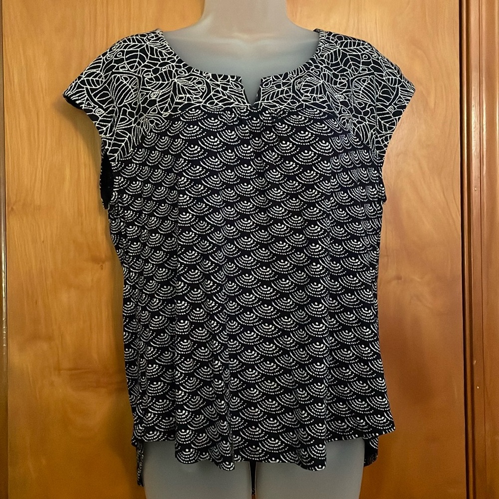 Dark navy and white patterned cap sleeve top with small neckline slit